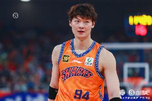 开云下载-尽力了！王哲林13中10砍全队最高22分外加8板 拼到6犯离场