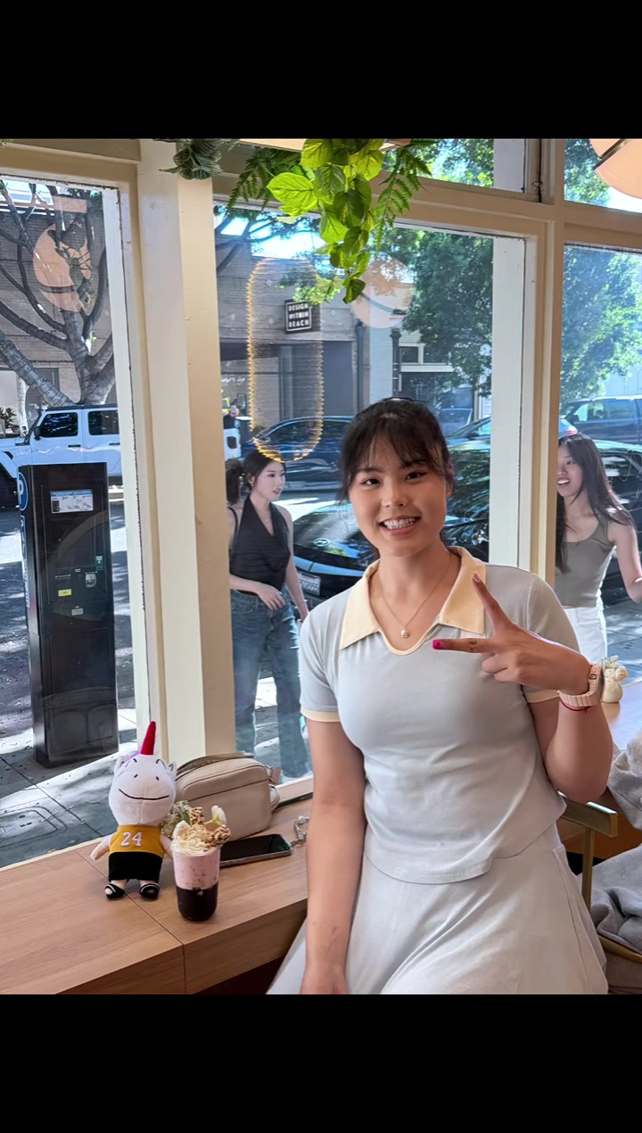 开云登录网址入口-李月汝探访独角兽主题店铺 左膝护具显眼仍显可爱