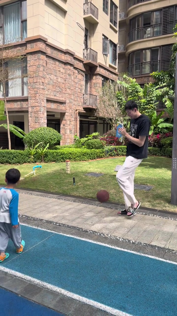 开云网站-放假陪伴家人！周琦与儿子打篮球：涂涂的人形篮筐