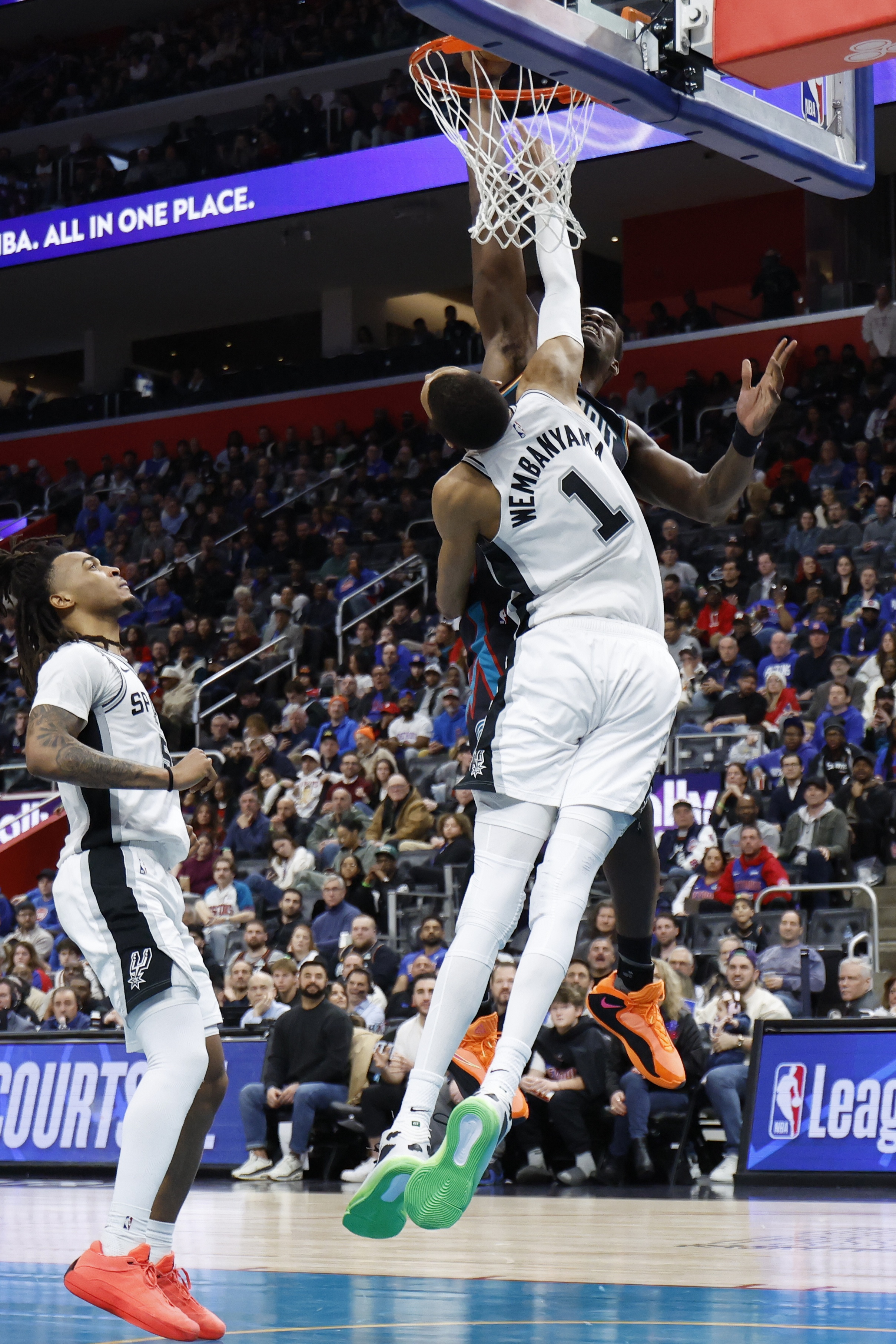 开云登录网址入口-仅次文班&amp;鲨鱼！杜伦单场砍至少30分15板且0失误 历史第3年轻中锋